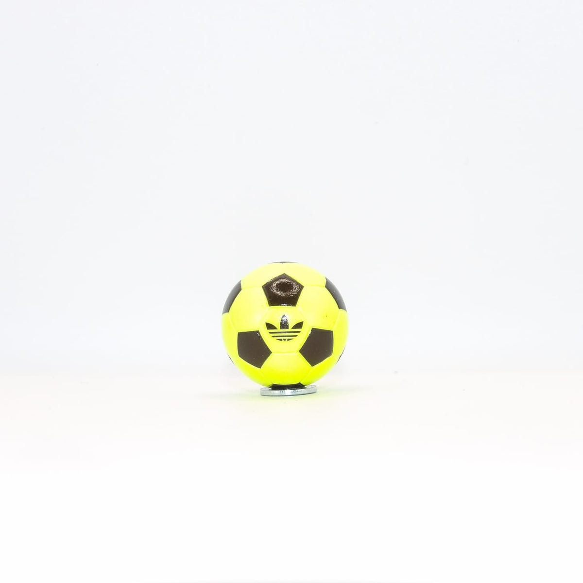 Pallina Adidas giallo fluo in decals e aerografo
