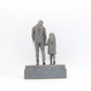 Statuina Di padre in figlia con gonna in resina
