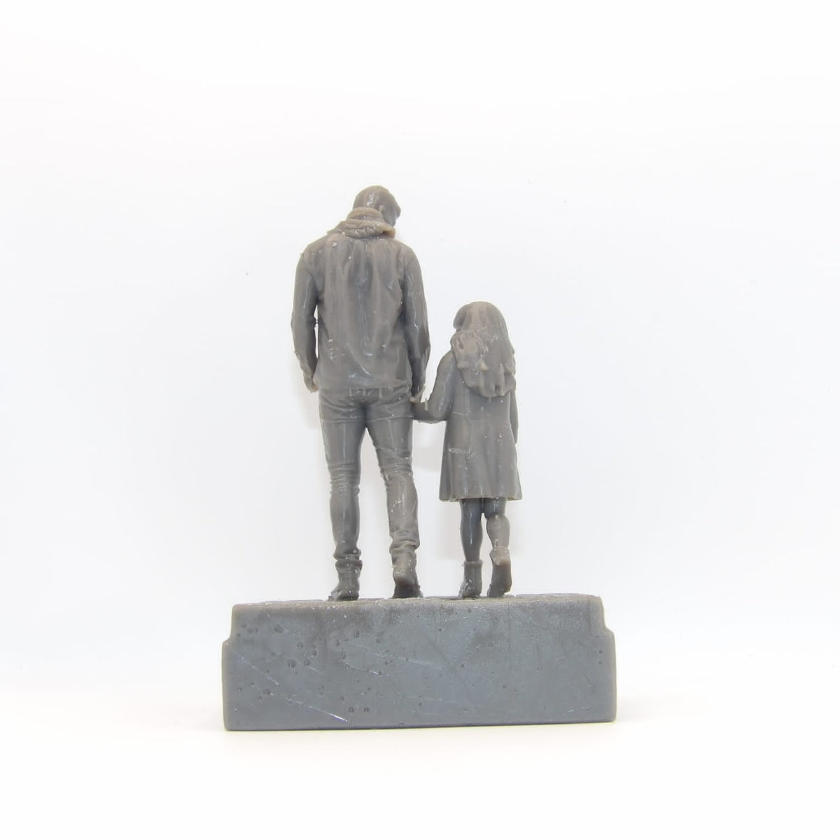 Statuina Di padre in figlia con gonna in resina