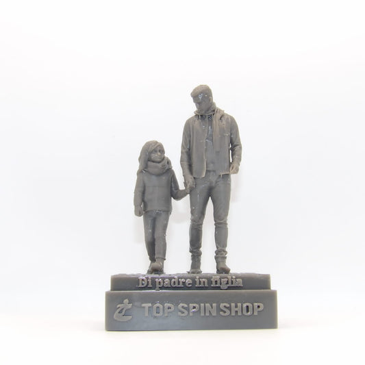 Statuina Di padre in figlia con pantaloni in resina