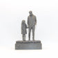 Statuina Di padre in figlia con gonna in resina